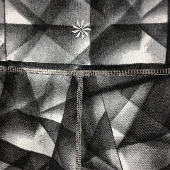 Athleta Diamond Chaturanga Knocker Capri pant, size small - Picture 4 of 10